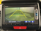 リバースギアに入れるだけで後方の表示へ切り替わります。夜間や雨の日の駐車も楽になりますよ。