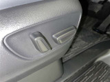 電動パワーシートです。 高級車によく付いてますね。 ポジションを細かく調整、出来るので長時間の運転もリラックスして出来ちゃいますね。