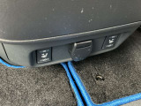シガーソケットを装備しております。前席シートヒータースイッチです。