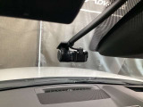 【別途SDカードの購入が必要です。また社外品は保証対象外となります。】運転中の映像・音声などを記録して、交通事故やトラブルが起きた時の正確な状況把握に役立つドライブレコーダーが装着済。