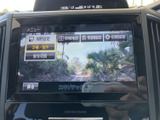 停車中にテレビ番組の映像を楽しめる画面を備えています。メニューから視聴設定などを選べる表示もあり、停車時の待ち時間や休憩中に映像を見たい場面で活用できます。