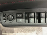 狭い駐車場で便利な電動格納ドアミラーが付いています。