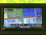 地図上に現在地周辺の道路や施設が表示され、広域表示や詳細表示も選べる画面です。自宅・周辺などの項目も並び、目的地の確認やルート案内に活用できます。