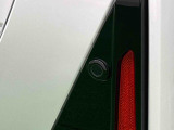車の四隅にセンサーを施し死角になりやすい左右前後方向の障害物を感知することで、縦列駐車や車庫入れをサポートするコーナーセンサーが付いてます