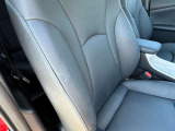 運転席シートに薄いシミ汚れがあります。