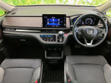 運転席から見渡せる位置にモニターや各種表示をまとめ、必要な情報を確認しやすい配置です。前方を見ながら画面の位置も把握しやすく、日々の運転で使う装備に手が届きやすい室内です。