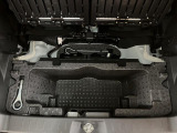 リヤには「いざ」という時のための工具が装備しております。ジャッキ・ナットレンチ・タイヤパンク修理キット・ミニコンプレッサーなどのお助けキットです。