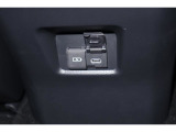 車内で充電することも可能です。