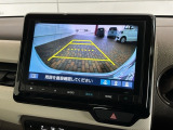 リバースギアに入れるだけで後方の表示へ切り替わります。夜間や雨の日の駐車も楽になりますよ。