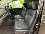 前方を見渡しやすい運転席まわりと、身体を支えるシートで落ち着いて過ごせます。助手席側にもゆとりがあり、乗り降りしやすい開口部とあわせて日々の移動を快適に支えます。
