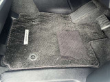 運転席フロアマット使用感がありますが、目立った汚れや破れなし。新品マットへの交換も承りますのでお気軽にご相談ください。