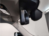 【ルームミラー一体型ETC車載器】ルームミラーの裏側に目立たない様に配置されたETCカード挿入口。スタイリッシュ且つ機能的なものとなっております。