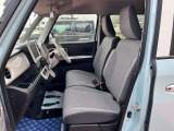 [フロントシート]ベンチシートなのでゆったりとシートに座れます♪運転席が前後のスライドに加えて、上下の調節も可能です!