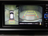 パノラミックビューモニターを装備。駐車場や交差点でクルマを真上から見るように周囲を確認できます。機能の詳細は販売店スタッフまでおたずねください。