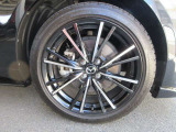 切削加工を施した純正アルミホイールを装着。足元に上質感と存在感を与え、スタイリッシュな印象を引き立てます。