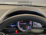 必要な情報を投影するヘッドアップディスプレイ(運転席前のガラス等に車速やナビ情報を投影する機能)。視線移動を抑え、速度やナビのルート案内、安全警告を直感的に確認。長距離運転でも疲れません。