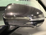 死角検知警告システムが装備されており、車線変更の際、死角に入る車両の検知、警告を行います。また、サイドミラー内部のインジケータが点灯し、危険の促しをしています。