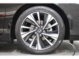 純正のアルミホイールが足元を飾ります!タイヤサイズは 235/45R18 になります。