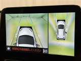 パノラミックビューモニターを装備。駐車場や交差点でクルマを真上から見るように周囲を確認できます。機能の詳細は販売店スタッフまでおたずねください。
