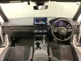 車内は光触媒抗菌消臭施工済です。スタイリッシュなデザインでスポーティなインパネ周りを演出します。グローブボックスやカップホルダーのほかにトレーなどたくさんの収納スペースが付いています。