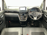 【インパネ】運転のしやすさを最優先に設計された見晴らしの良いフロントビュー。車両間隔が掴みやすく狭い道でも安心♪「安全」と「品質」を最優先に、安心してお乗りいただけるクルマを提供いたします。