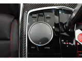 ドライバーに向かってレイアウトされた機能的なセンターコンソールやコントロール類がもたらす高い操作性。常に、運転に集中できるレイアウトです。