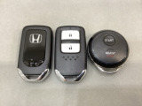 スマートキーを装備しています。鍵を差し込むことなくドアロックの開け閉めと、スタートボタン操作でのエンジンスタートができます。加えて、純正リモコンエンジンスターター用の操作キーもついています。