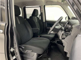 前席はセパレートタイプ!運転席にはアームレスト付!中央を通って後席に移動することも出来ます!