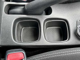 運転席助手席の間に2本入るドリンクホルダー搭載☆お気に入りのドリンクを片手に、快適なドライブを♪