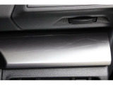 【現状販売】プッシュスタートスイッチ右上の加飾パネルにキズがあります。