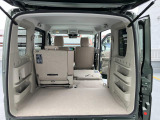 大きな開口部と低い荷室床面地上高、箱型デザインと多くの荷物が積める工夫が光ります!