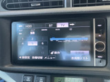 テレビの番組情報やチャンネルを画面で確認でき、停車中の待ち時間も映像を楽しめます。画面上に操作項目がまとまっており、見たい番組を選ぶ際にも役立つ便利な装備です。