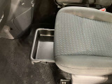 何かと便利なグローブボックス。メンテナンスノートや車検証、ちょっとしたメモと筆記用具等を入れておくとあればもしもの時にも便利ですね