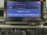 テレビの画面を備えており、停車中に映像や番組を視聴できます。初期設定を案内する表示もあり、画面の案内に沿って設定を進められます。