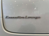 リアに誇らしげに輝く「Executive Lounge」のロゴマーク。このエンブレムこそが、トヨタミニバンの頂点に君臨するグレードの証であり、ステータスを静かに物語ります。