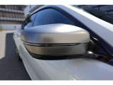 【レーンチェンジウォーニング】走行中にリアバンパーに組み込まれたセンサーが、ドライバーから死角になる左右後方の車両や、追い越し車線上を急接近してくる車両を認識し、点灯させドライバーに警告します。