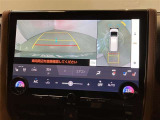 【パノラミックビューモニター】映像で、見づらい車両周辺の確認をアシスト。クルマを真上から見ているような映像を表示。 運転席から確認しにくい車両周囲の状況を把握。