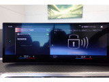 クルマの頭脳ともいえる、管理システム、iDrive。ナビだけではなく、オーディオ操作や車両情報の表示などをコントロールできます。便利さと安全性の向上にも繋がっています。