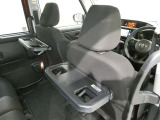 フロント運転席・助手席シートバックテーブル付きです。