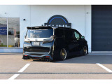 右斜め後ろからの外観です!側面からリアへ続くラインと、ホイールの明るい色が印象的ですね。リア下部の造形や排気口も見える角度ですので、車両全体の雰囲気と細部の組み合わせをお楽しみください!