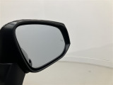 隣車線を走る車両をレーダーで検知し、ドアミラーでは確認しにくい後側方エリアに存在する車両に加え、急接近してくる車両も検知します。車両を検知するとドアミラーに搭載されたLEDインジケーターが点灯します。