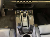 911の走りを支えるPDKを搭載。シフトまわりまでスポーティーに仕上げられており、運転席に座るだけでも気分を高めてくれます。