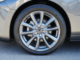 18インチ純正アルミホイールを装備。タイヤサイズは215/45R18となります。