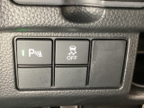 VSA装備車です。VSAはドライバーの操作と車の動きを見守っています。もし車の挙動が乱れたとき、4輪別々にブレーキをかけたり、エンジンパワーをしぼることによって車を安定させます。