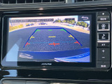 後方の映像に加えて目安線が表示され、駐車時に車両後方の状況を確認するのに便利です。周囲の安全確認と併せて活用でき、狭い場所での車庫入れをサポートします。