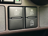 運転席まわりに複数のスイッチが並び、各ボタンの表示を見ながら機能を確認できます。必要な操作を手元で行いやすく、日常の運転をサポートする装備を備えた一台です。