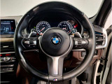 BMWのステアリングはドライバーと車体が一体感に感じれるような操作性を実現しております。また、握りやすさや操作性を向上するためにスイッチ類も配置されております。