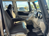 座面と背もたれにゆとりを感じる前席で、乗り降りの際も足元を確認しやすい室内です。明るい色合いの内装と大きな窓からの視界が、日々の移動を心地よく支えます。
