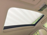 【メーカーOP★サンルーフ】開放感たっぷりの希少装備、サンルーフが装着されています!車内に明かりを取り入れたり景色を楽しむ以外にも、車内の空気も簡単に換気できて快適です!