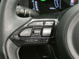ステアリングスイッチ付き。前方から目を離すことなく操作することが可能です。